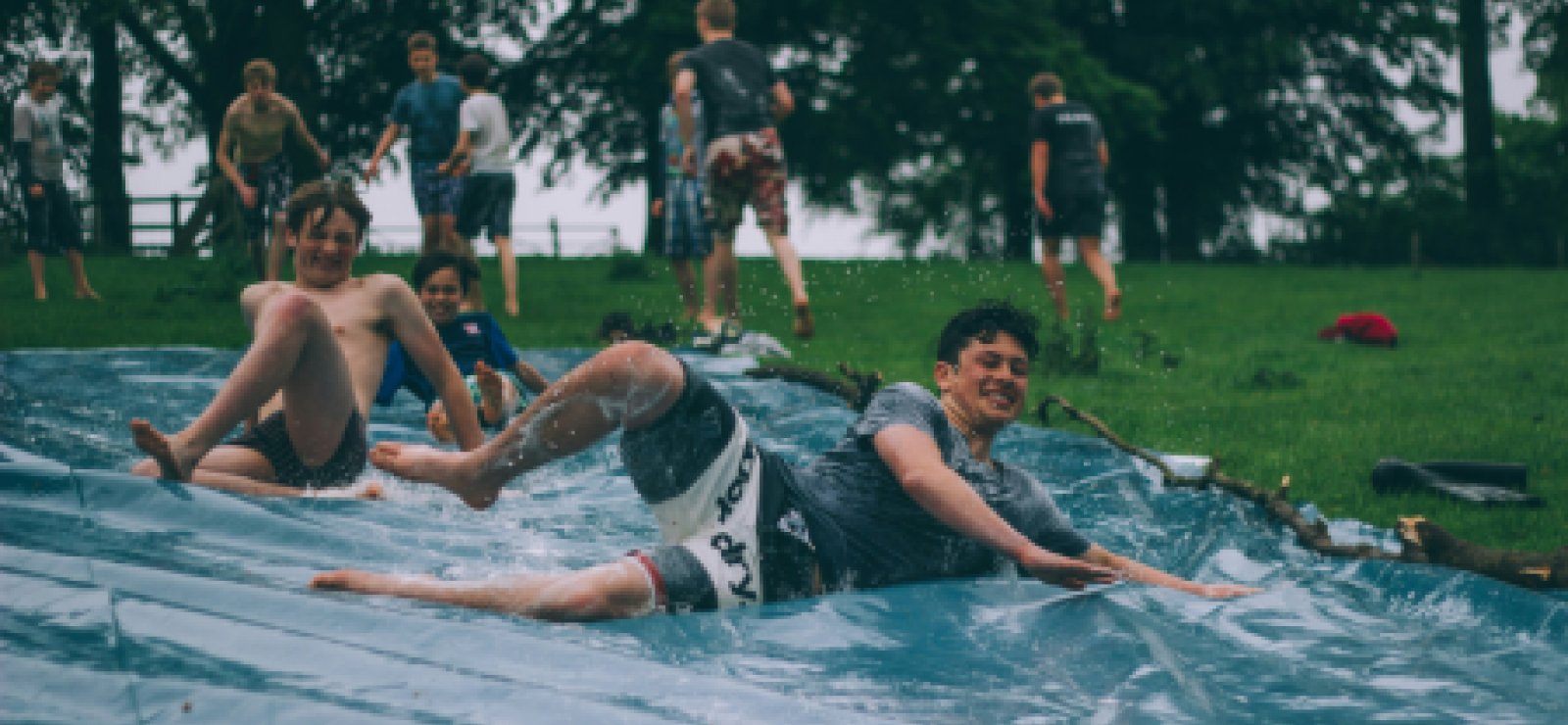 adolescents qui jouent au water splash 